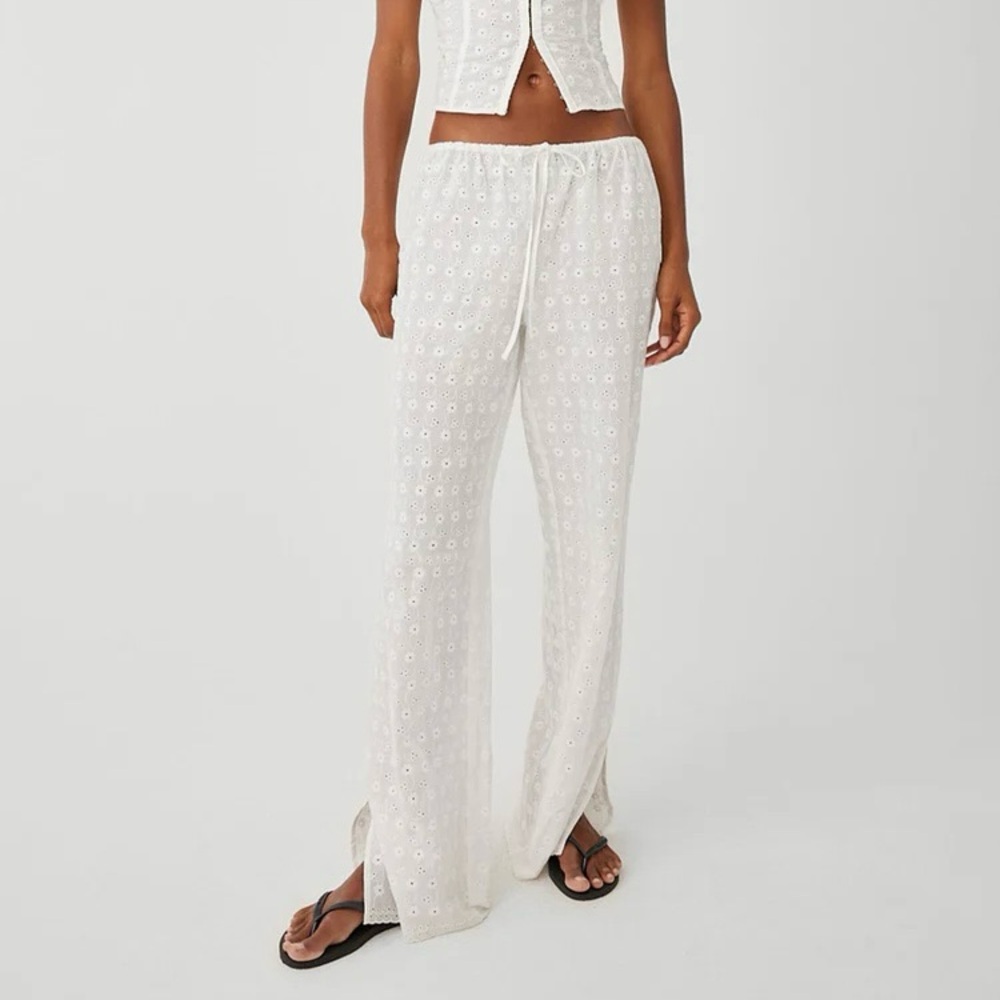 NWOT Frankies Bikini Daisy Eyelet Lace Pants in White size Medium